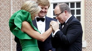 Der niederländische König Willem-Alexander und seine Frau Máxima heißen Prinz Albert (rechts) willkommen. Foto: dpa