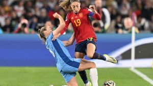 Olga Carmona (r.) hatte im Finale gegen England den einzigen Treffer erzielt. Foto: AFP/IZHAR KHAN