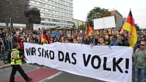 „Wir sind das Volk“, skandieren die Demonstrationsteilnehmer am Freitagabend in Chemnitz. Foto: dpa