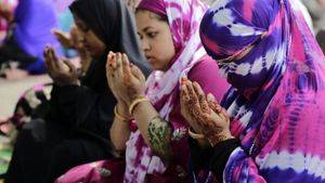 In Dhaka haben sich Hunderttausende Menschen getroffen, um den mulsimischen Feiertag Eid al-Fitr zu feiern. Am selben Tag explodierte ein Sprengsatz. Foto: EPA