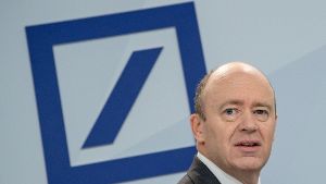 Der Chef der Deutschen Bank: John Cryan will das Geldhaus sanieren und bis 2020 allein in Deutschland 200 Filialen schließen. Foto: dpa
