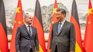 Bundeskanzler Olaf Scholz wird von dem chinesischen Staatspräsidenten Xi Jinping im Staatsgästehaus empfangen. Foto: Michael Kappeler/dpa