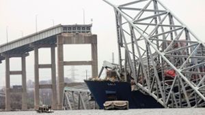 Das Containerschiff steckt unter einem Teil der Francis Scott Key Bridge fest. Foto: Steve Helber/AP/dpa