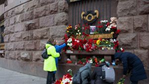 Menschen legen in St. Petersburg Blumen zum Gedenken an die Opfer des Moskauer Terroranschlags nieder. Foto: Irina Motina/XinHua/dpa