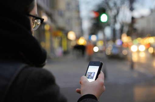 Smartphone im Straßenverkehr – das kann böse enden, auch für Fußgänger. Foto: dpa