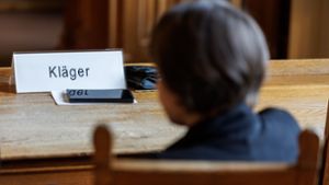 Eine Frau, die den Impfstoffhersteller Astrazeneca auf Schadenersatz verklagt, sitzt vor Beginn einer Berufungsverhandlung im Oberlandesgericht (OLG) Bamberg. Foto: dpa/Daniel Karmann