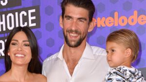 Nicole und Michael Phelps im Jahr 2018 mit ihrem erstgeborenen Sohn Boomer, der inzwischen der große Bruder von drei weiteren Söhnen ist. Foto: Featureflash Photo Agency/Shutterstock
