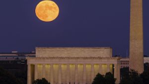 Der Vollmond geht über dem Lincoln Memorial in Washington in den USA auf. Foto: dpa/J. David Ake