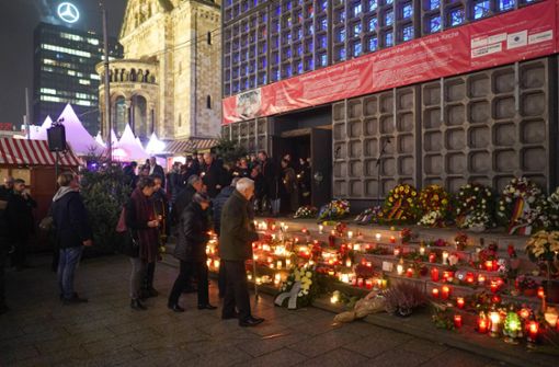 In Berlin haben Trauerende an dem Mahnmal in der City-West Kränze niedergelegt und Kerzen entzündet. Foto: dpa/Jörg Carstensen