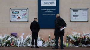 Blumen vor dem Eingang der Mittelschule Les Sablons in Viry-Chatillon nach dem gewaltsamen Tod eines 15-jährigen Schülers. Foto: Emmanuel Dunand/AFP/dpa