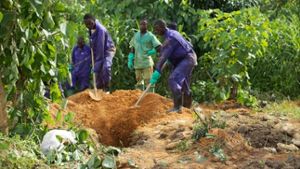 In Guines vergraben Totengräber Menschen, die an Ebola verstorben sind Foto: dpa