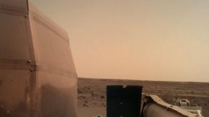Dieses von der Nasa zur Verfügung gestellte Foto zeigt ein Bild auf dem Mars, das der Nasa-Roboter InSight mithilfe einer an seinem Arm befestigten Kamera  aufgenommen hat. Foto: NASA/dpa