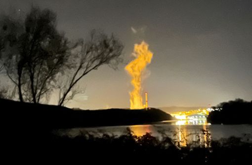 In Neckarwestheim wird eines der drei letzten Atomkraftwerke abgeschaltet. Dieses Foto stammt aus der Nacht auf Samstag. Foto: red/Holger Gayer