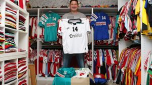 Ex-Handballprofi Ralf Burkhart zeigt in seinem kleinen Museum in Neckarhausen sein früheres Frisch-Auf-Trikot mit der Nummer 14. Foto: Baumann