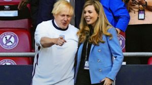 Boris und Carrie Johnson im Fußballstadion – darüber, ob der Premier sich über die Maßen von seiner Frau beeinflussen lässt, herrscht heftiger Streit. Foto: AFP/FRANK AUGSTEIN