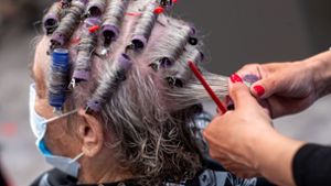 Gerade ältere Damen schätzen den Friseurbesuch – ab Anfang März dürfen sie wieder Termine machen. Foto: dpa/Jens Büttner