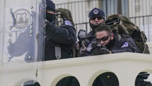 Die US-Polizei beobachtet Demonstranten. Foto: dpa/John Minchillo