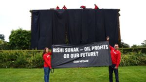 Auf einem Banner fragten die Aktivisten  Rishi Sunak, was wichtiger sei: „Ölprofite oder unsere Zukunft?“ Foto: dpa/Luca Marino