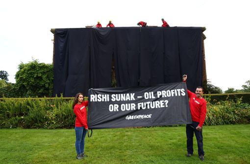 Auf einem Banner fragten die Aktivisten  Rishi Sunak, was wichtiger sei: „Ölprofite oder unsere Zukunft?“ Foto: dpa/Luca Marino
