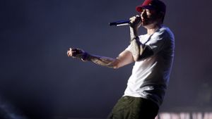 Ach, den gibt’s auch noch: Rapper Eminem im März 2016 während eines Auftritts beim Lollapalooza Festival im chilenischen Santiago. Foto: dpa