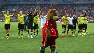 Schwerer Gang für das Maskottchen des FC Bayern München: Nach der 0:3-Niederlage stapft „Bernie“ mit hängenden Schultern an den feiernden Dortmundern vorbei Foto: Getty
