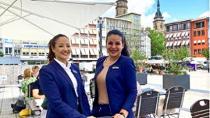 Neue Gastgeberinnen auf der Terrasse des Ratskellers am Marktplatz: Sarah Mohamaden (links) und Vanessa Bruna Foto: Matthias Ring
