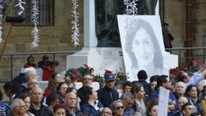 Menschen demonstrieren in Malta gegen die Regierung. Das Emblem zeigt die ermordete Journalistin Daphne Caruana Galizia. Foto: dpa/Uncredited