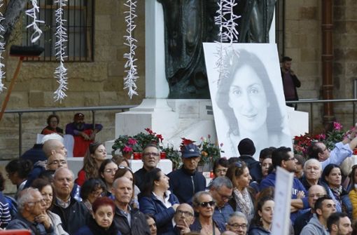 Menschen demonstrieren in Malta gegen die Regierung. Das Emblem zeigt die ermordete Journalistin Daphne Caruana Galizia. Foto: dpa/Uncredited