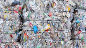 Vor dem  Export wird  der Plastikmüll in der Regel zu Ballen gepresst. Doch nicht immer landet der Abfall dann in einer dafür vorgesehenen Recyclinganlage. Foto: dpa/Rolf Vennenbernd