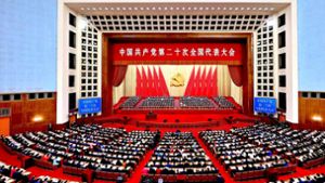 Blick in die Eröffnungszeremonie des 20. Kongresses der Kommunistischen Partei Chinas in der Großen Halle des Volkes Foto: dpa/Yue Yuewei