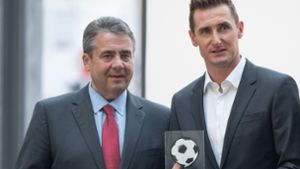 Bundesaußenminister Sigmar Gabriel (links, SPD) verleiht dem Fußballer Miroslav Klose den Ehrenpreis bei der Preisverleihung des Vereins Deutscher Fußball-Botschafter. Foto: dpa