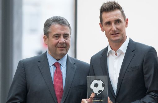 Bundesaußenminister Sigmar Gabriel (links, SPD) verleiht dem Fußballer Miroslav Klose den Ehrenpreis bei der Preisverleihung des Vereins Deutscher Fußball-Botschafter. Foto: dpa