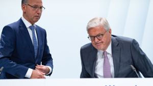 Im Kreuzfeuer der Kritik: Der Vorstandsvorsitzende der Bayer AG, Werner Baumann (links), und Aufsichtsratschef Werner Wenning. Foto: dpa