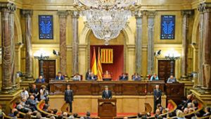 Historische Rede: Carles Puigdemont vor dem katalanischen Regionalparlament Foto: AFP