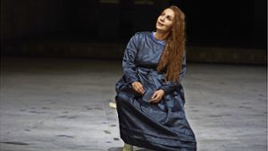 Anna Durlovski als Elvira in Vincenzo Bellinis „Puritanern“ an der Stuttgarter Oper Foto: A. T. Schaefer/Oper Stuttgart