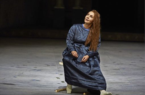 Anna Durlovski als Elvira in Vincenzo Bellinis „Puritanern“ an der Stuttgarter Oper Foto: A. T. Schaefer/Oper Stuttgart