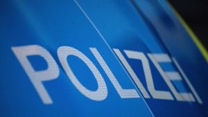 Ein noch unbekannter Autofahrer hat in Altdorf eine Mauer beschädigt, die Polizei sucht Zeugen. Foto: dpa/Marijan Murat