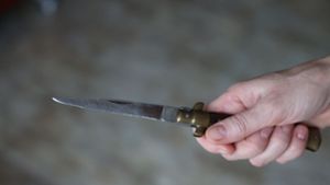 Der 29-Jährige soll den 18-Jährigen mit einem Messer bedroht haben. (Symbolbild) Foto: imago images/SKATA/via www.imago-images.de