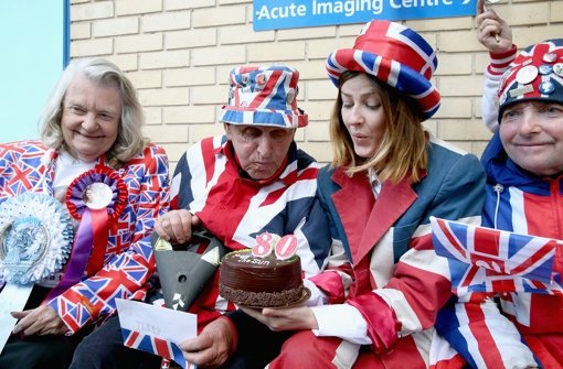 Warten aufs Royal Baby: Der Brite Terry Hutt (zweiter von links), seit Jahrzehnten großer Anhänger der Königsfamilie, hat vor dem Londoner St. Mary’s Krankenhaus seinen 80. Geburtstag gefeiert. Foto: Getty Images Europe