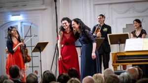 Violinistin Mayumi Hirasaki und die Cembalistinnen  Arianna Hadaelli und Michaela Hasselt (von links) beim Konzert im Neuen Schloss Foto: Holger Schneider