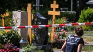 Die Polizei sperrte den Friedhof großräumig ab. Foto: dpa/Christoph Schmidt