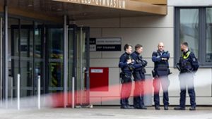 Am Donnerstag verletzte ein Schüler vier Mitschüler mit Messerstichen. Die Polizei überwachte daraufhin das Gymnasium. Foto: Christoph Reichwein/dpa