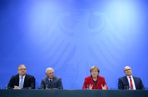 Nach langen Verhandlungen verkündet Kanzlerin Angela Merkel zusammen mit Ministerpräsidenten und dem Finanzminister das Ergebnis. Foto: dpa