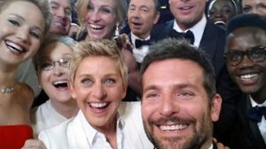 Ellen DeGeneres (vorne) auf dem wohl berühmtesten Selfie aller Zeiten. Foto: imago/UPI Photo