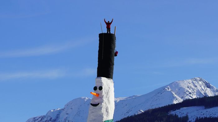 Der größte Schneemann der Welt hat einen sechs Meter hohen Hut