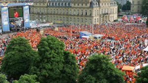 So war es 2006 bei der WM: Die Holländer tauchen den Schlossplatz in Orange Foto: /Kraufmann/Thomas Hörner