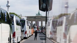In Berlin hatten Mitte Mai zahlreiche Busunternehmen  für Staatshilfen demonstriert. Am Mittwoch sind weitere Veranstaltungen geplant. Foto: dpa/Jörg Carstensen