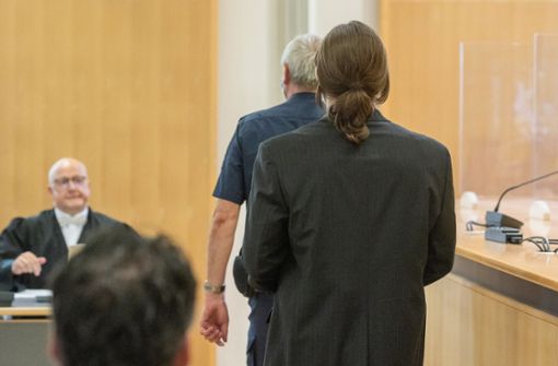 Der Angeklagte geht in den Verhandlungssaal des Gerichts. Foto: dpa/Armin Weigel
