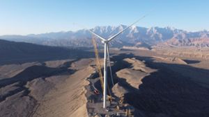 Eine Windturbine nach der Installation in der nordwestchinesischen autonomen Region Xinjiang. Foto: Liu Zhenlu/XinHua/dpa