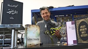 Die Bibel in verschiedenen Sprachen steht bei Bassam Chammas im Fokus. Foto: Werner Kuhnle